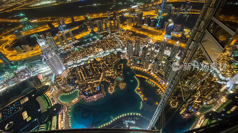 从迪拜哈利法塔(Burj Khalifa)看到的美妙夜景